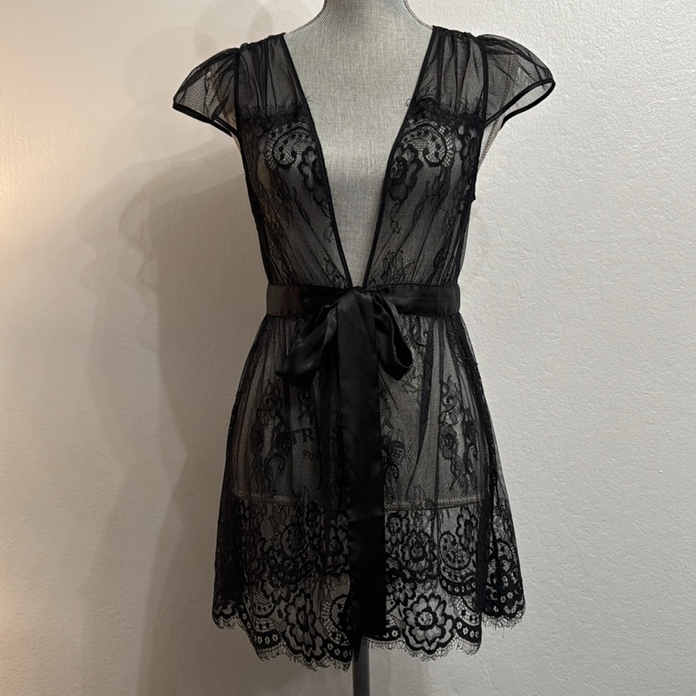 Victoria’s Secret Lingerie Black Lace Robe with Satin Belt Size Small New